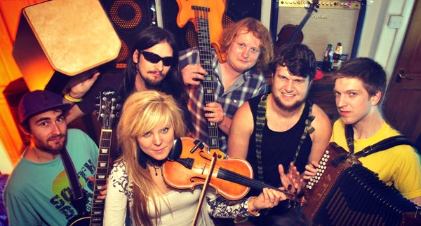 Blackbeard's-Tea-Party-york-ceilidh-band-group-shot